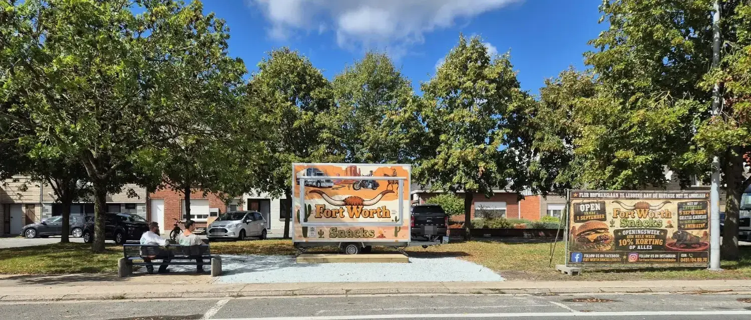 De foodtruck en het Fort Worth Snacks spandoek aan de Flor Hofmanslaan in Lebbeke