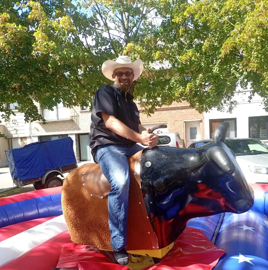 Pieter, de eigenaar van Fort Worth Snacks, met cowboyhoed op een rodeostier